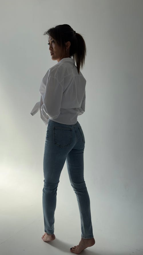 Fotos de stock gratuitas de blusa blanca, caminando, de espaldas