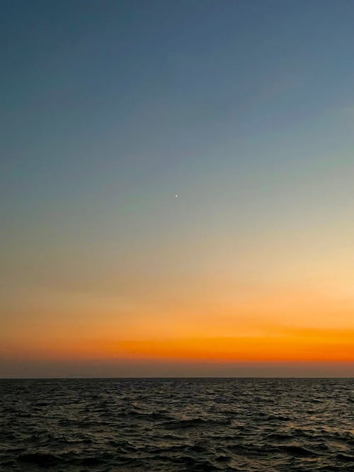 Foto profissional grátis de à beira-mar, céu do sol, cor do sol