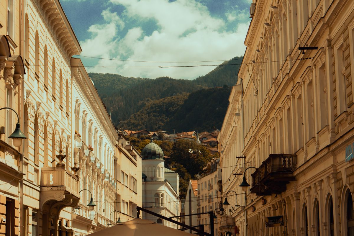 Stradă din Sarajevo care se termină în munții din marginea orașului