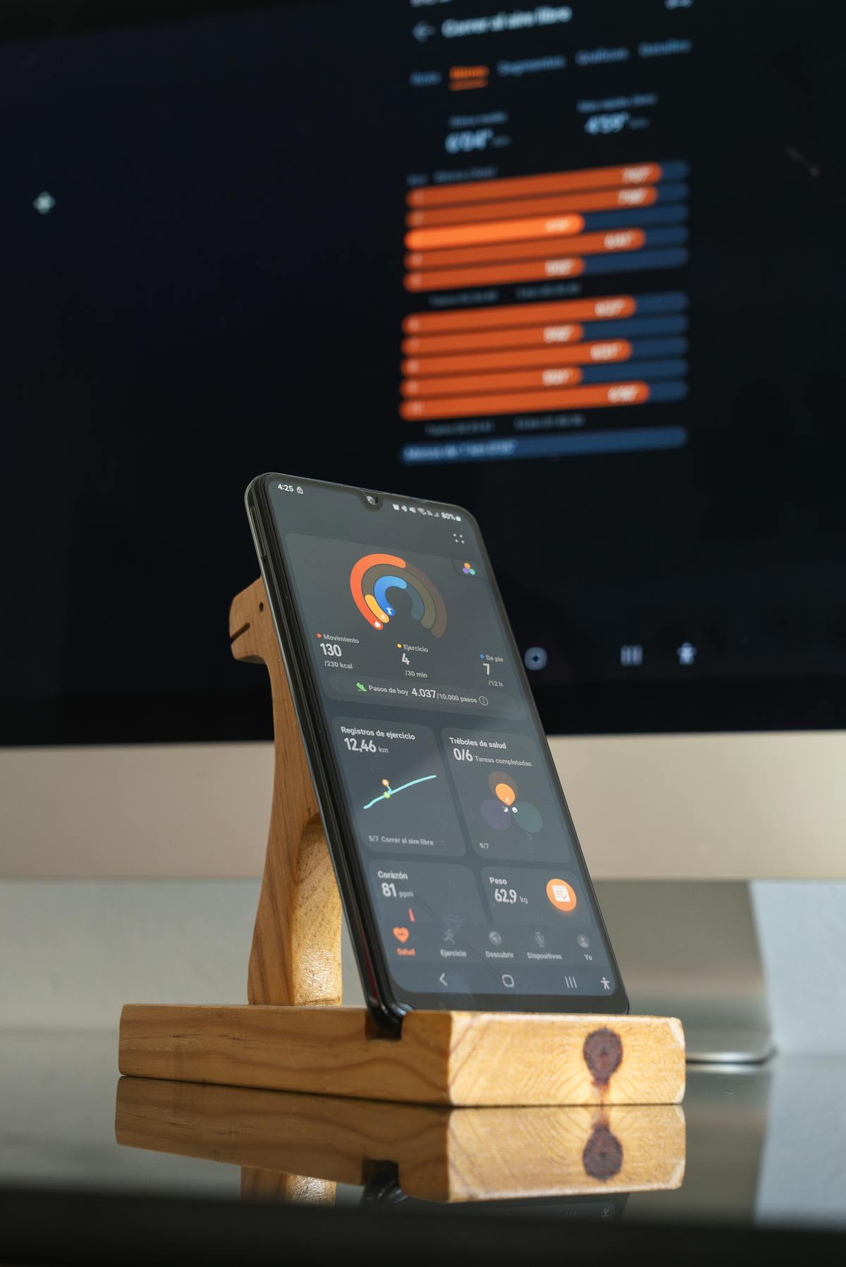Schermata di smartphone con grafici e dati dell'app fitness tracker