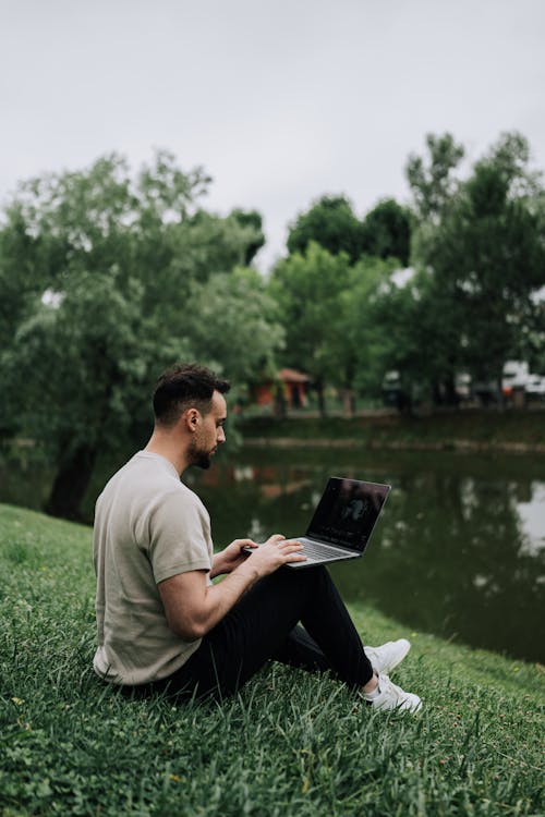 Δωρεάν στοκ φωτογραφιών με laptop, άνδρας, γρασίδι