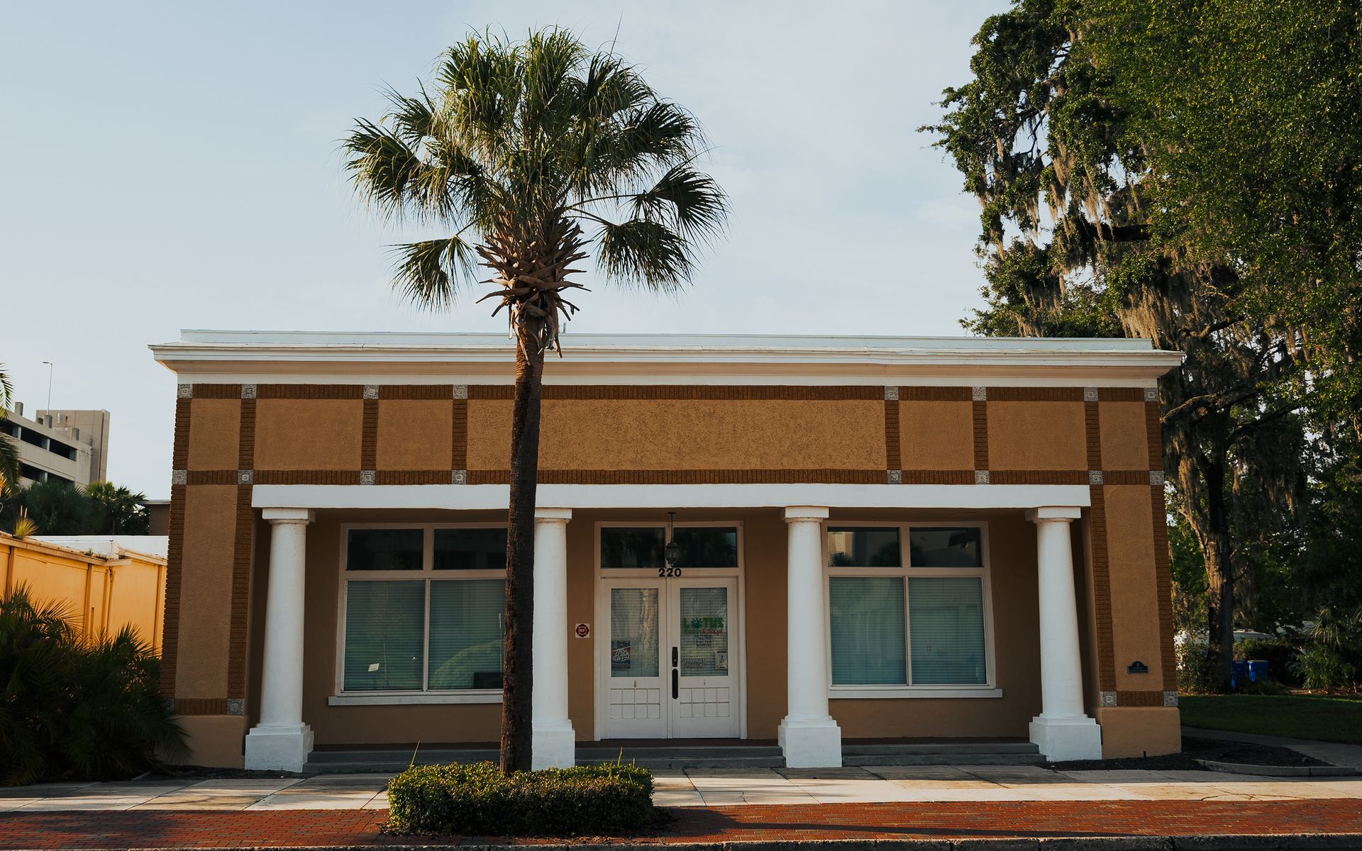 One-storey building with columns and palm tree in Tavares, FL.