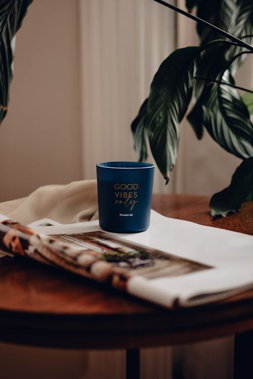 Kostenloses Stock Foto zu blau, duftkerze, kaffetisch