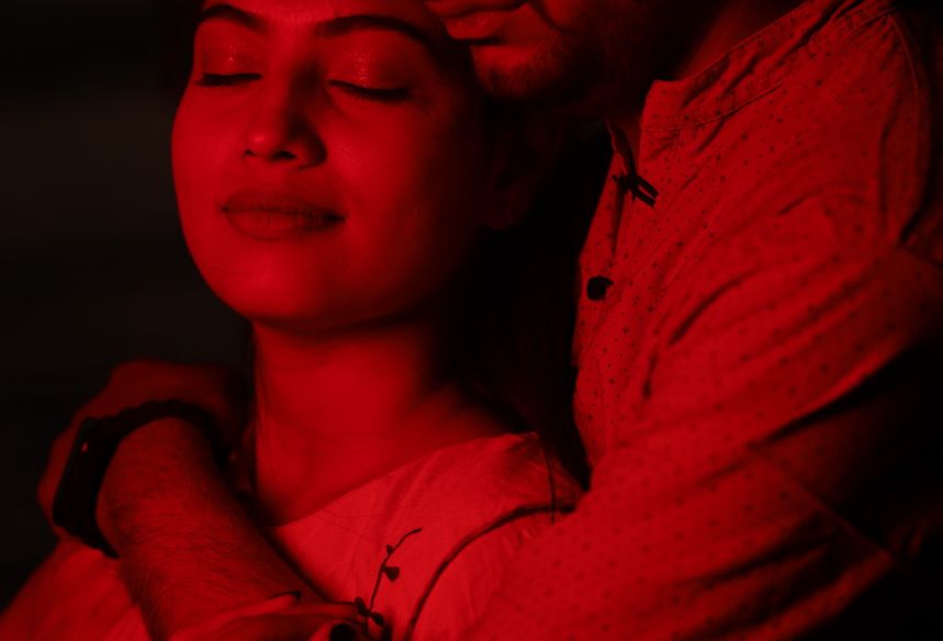 Online dating: starting a conversation on a niche platform
