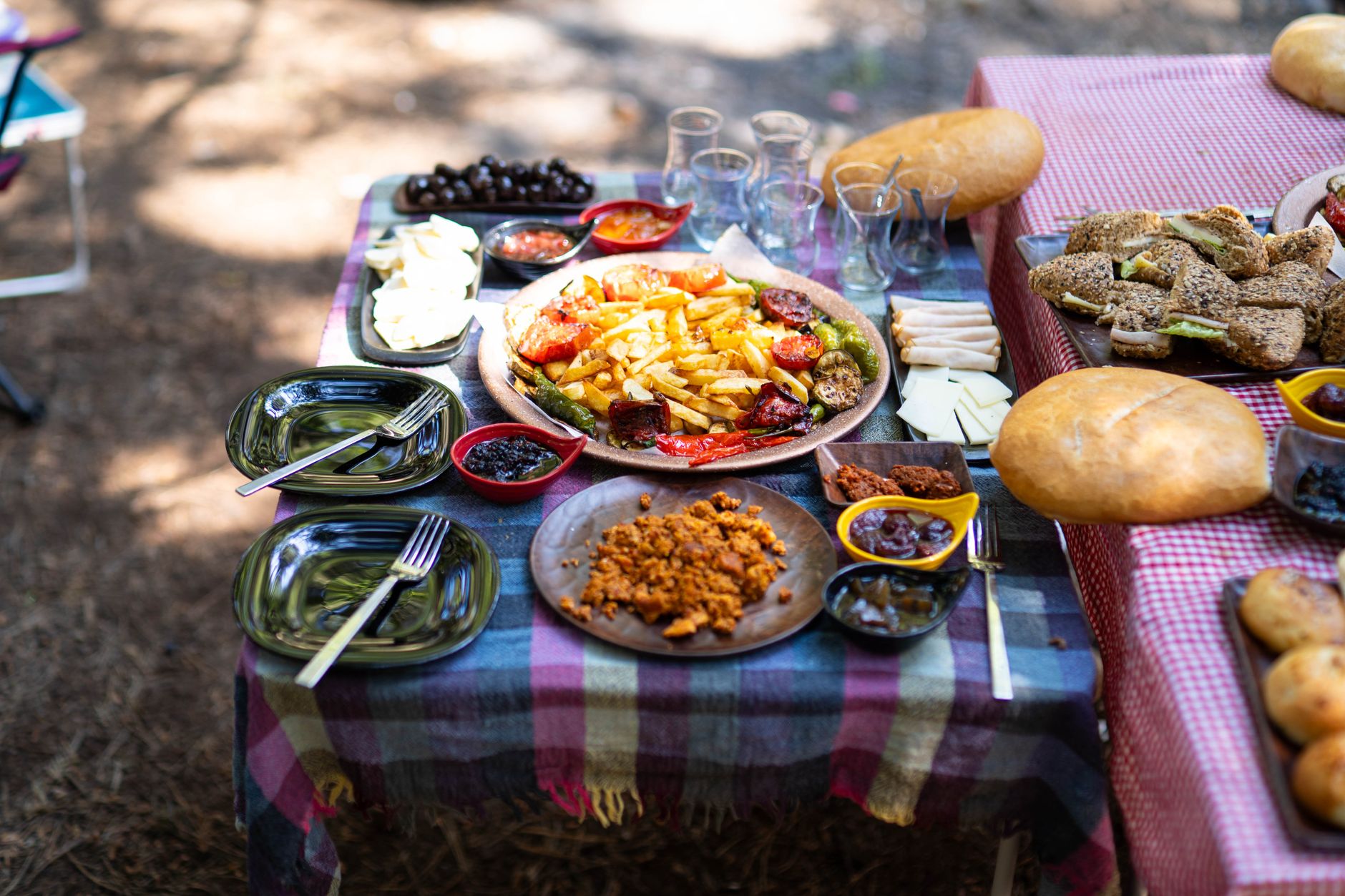 Table de rupture du jeûne avec dattes et soupe chaude