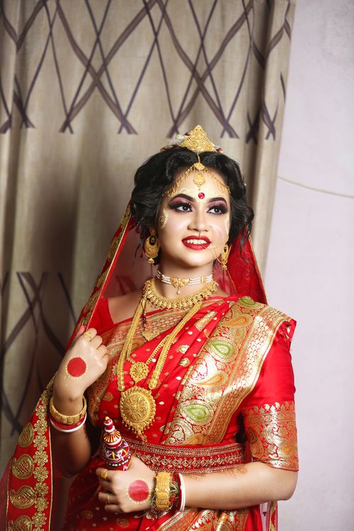 Free Stunning South Asian bride in red and gold traditional attire, showcasing elegance and joy. Stock Photo