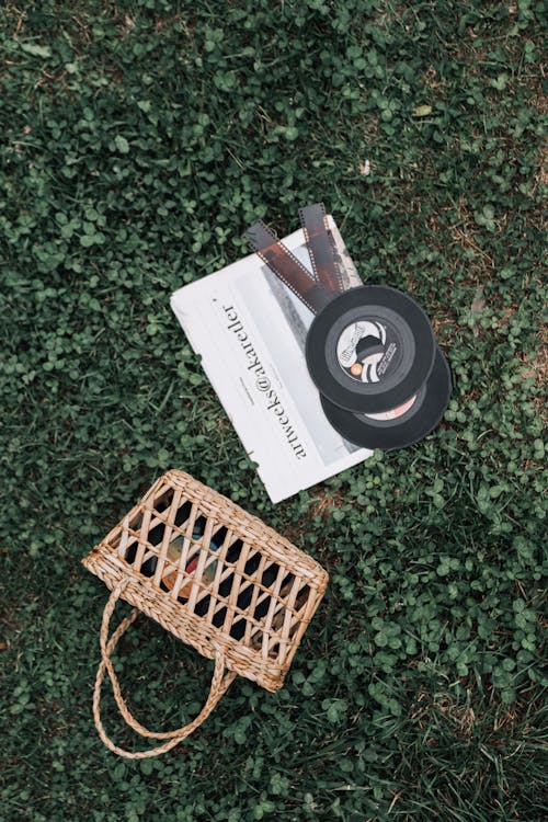 bağbozumu, çanta, çim içeren Ücretsiz stok fotoğraf