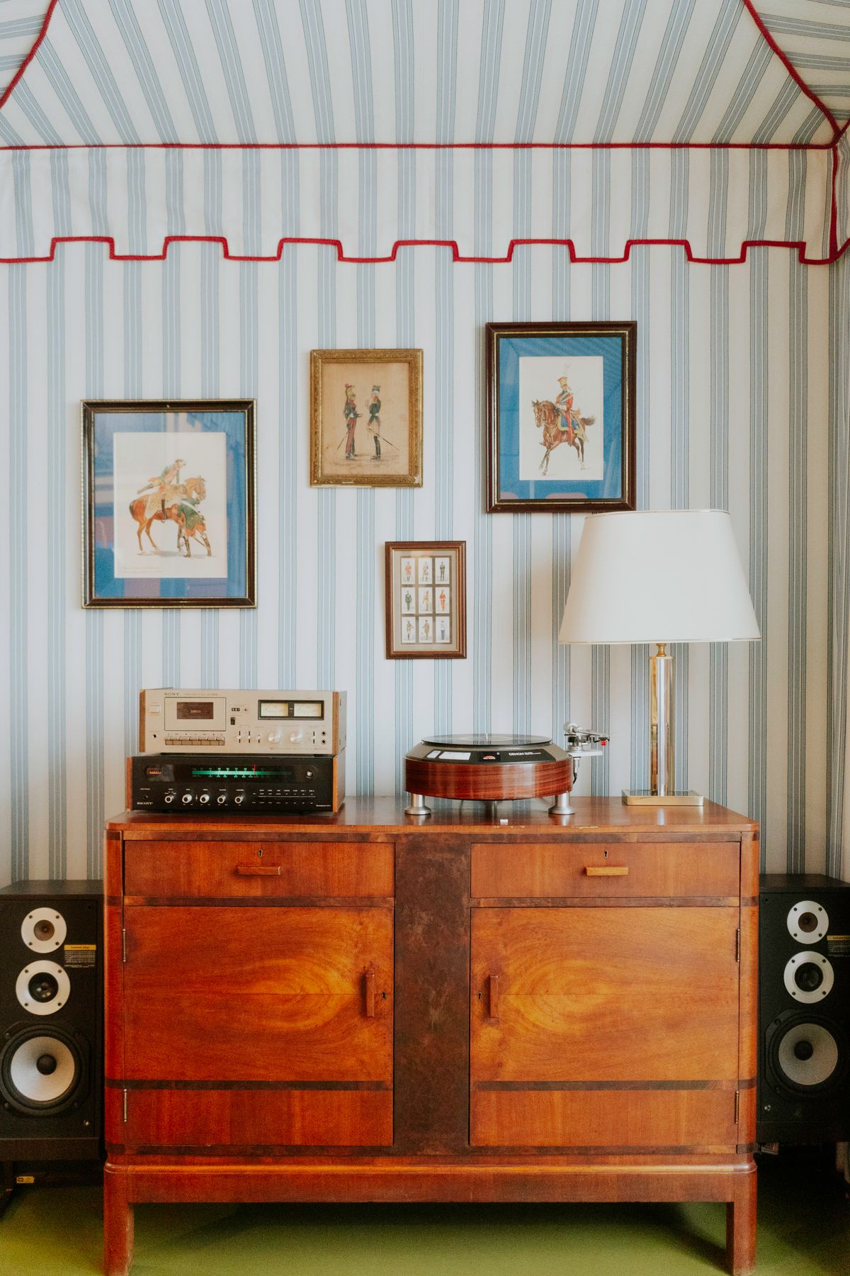 Commode avec une platine vinyle et des enceintes dans un intérieur