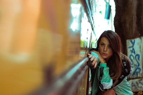 Femme Appuyée Sur Le Mur Jaune