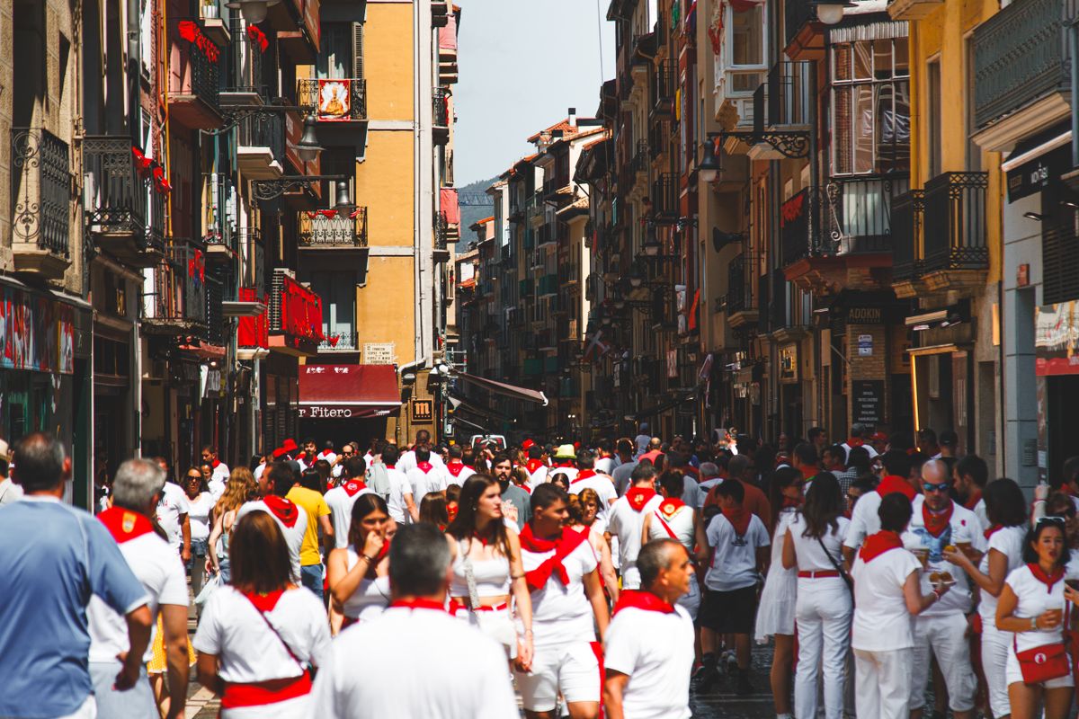 Menschenmenge auf einer Straße in Pamplona während des San-Fermín-Festes
