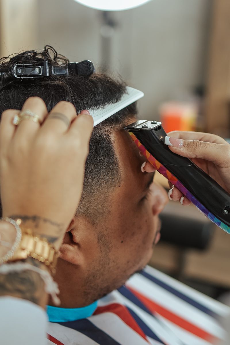 Barbero haciendo un degradado con máquina