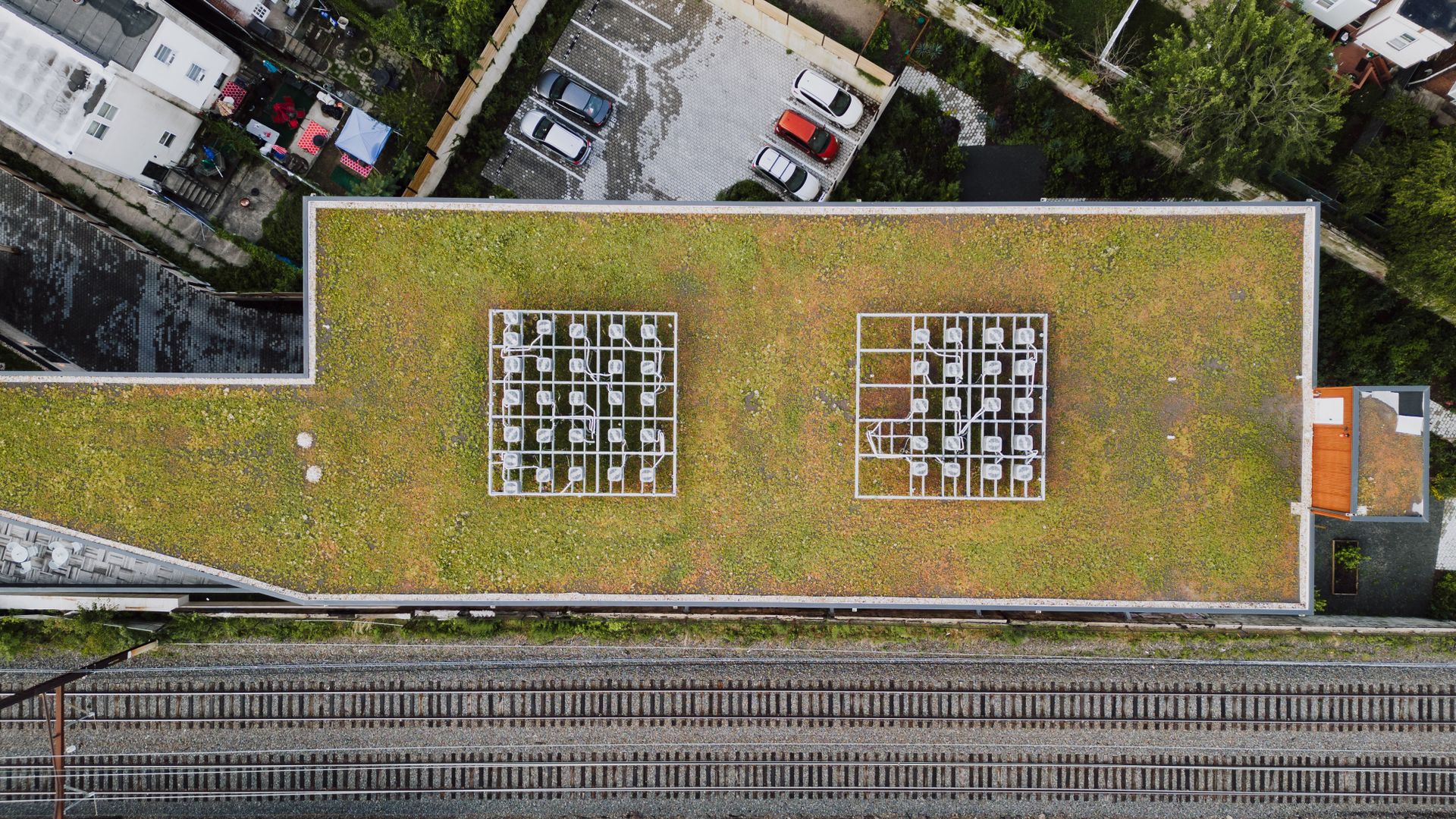 Toiture-terrasse végétalisée vue du ciel sur un immeuble en ville