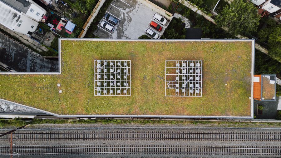Toiture végétalisée vue du ciel en milieu urbain