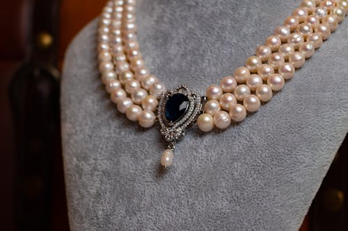 Pearl Necklace with a Dark Gem Stone 