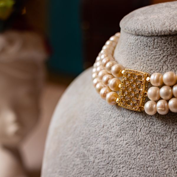 Pearl jewellery set with gold clasp in Jabalpur