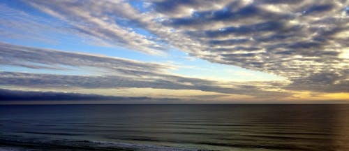 Ücretsiz şafakta Mavi Deniz Altında Beyaz Gökyüzü Stok Fotoğraflar