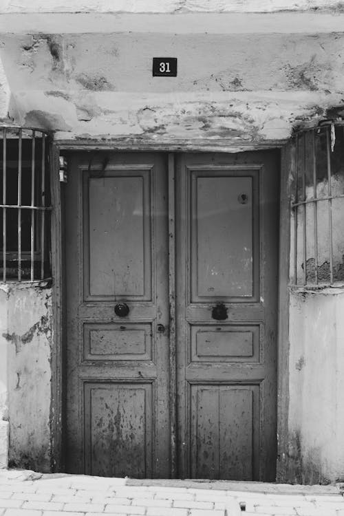 Immagine gratuita di abbandonato, bianco e nero, doppie porte