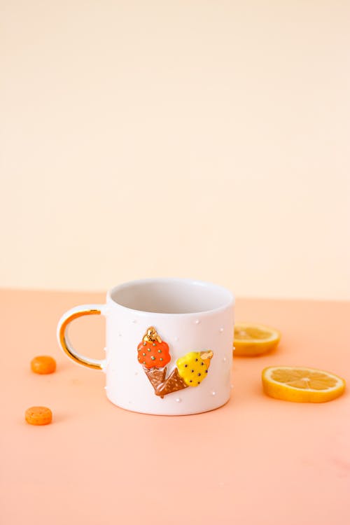 Foto profissional grátis de caneca, fatias, fruta