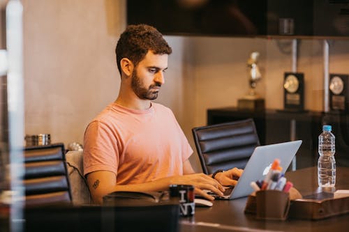 Δωρεάν στοκ φωτογραφιών με laptop, άνδρας, γραφείο