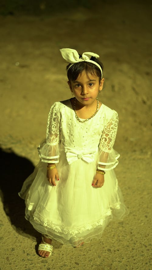 ayakta, Beyaz elbise, dikey atış içeren Ücretsiz stok fotoğraf