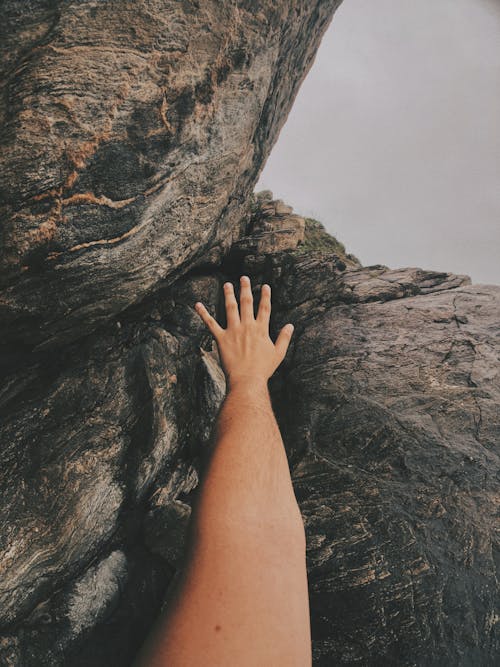 Person, Die Versucht, Felsen Zu Erreichen