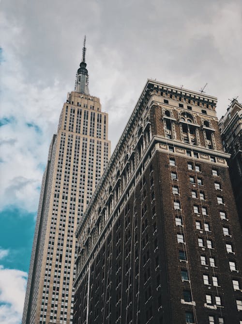 Low Angle Fotografie Van White Tower Building Onder Kalme Hemel