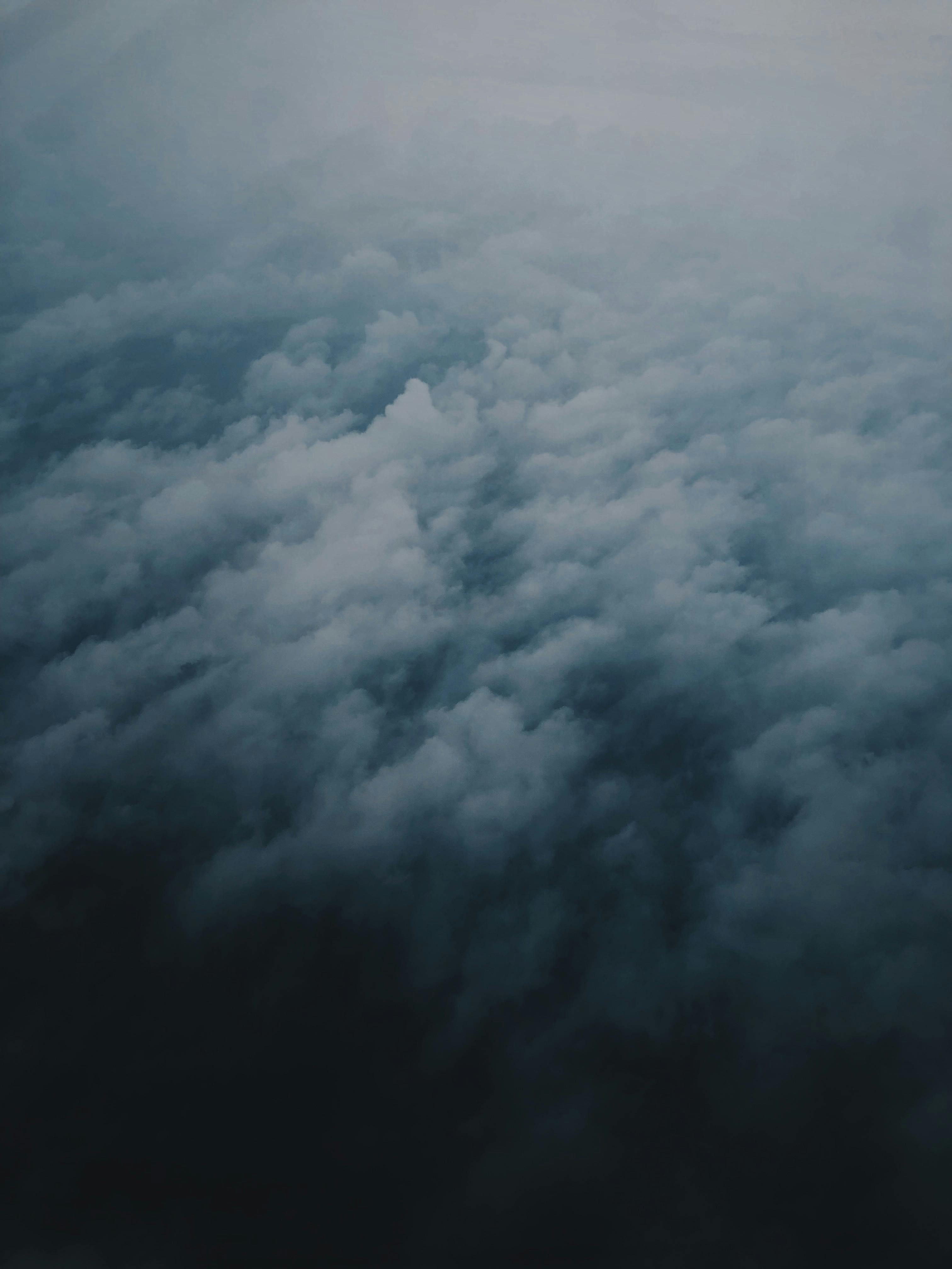 浓密而引人注目的云层，营造出令人惊叹的鸟瞰图，氛围显得喜怒无常