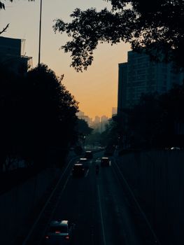 黄昏时分，城市轮廓显现，道路上车辆穿行，构成标志性的城市交通场景