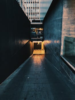 城市地下通道光线昏暗，光影对比鲜明