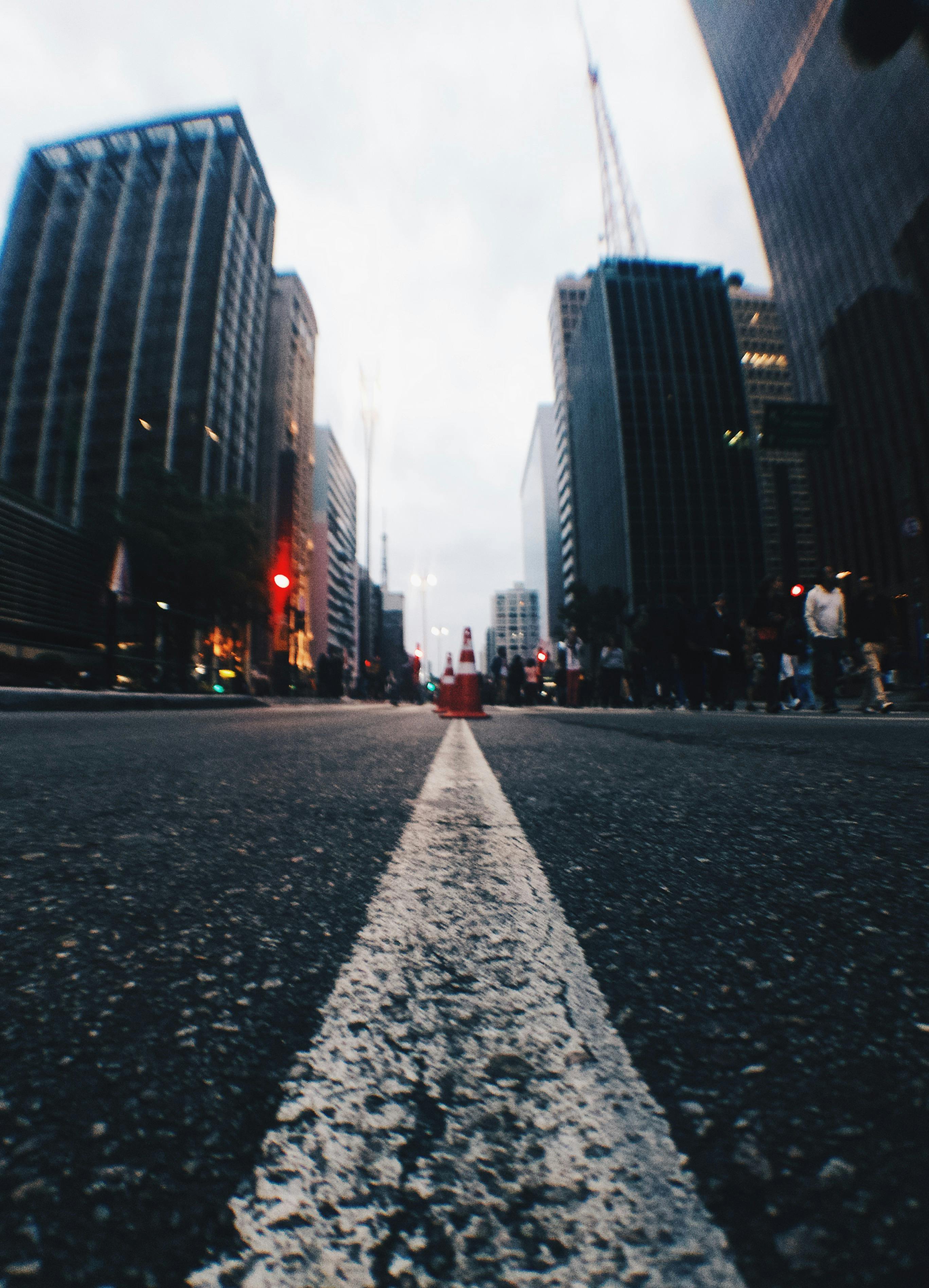 黄昏时分，低角度拍摄的城市街景中，摩天大楼凸显了城市建筑与充满活力的都市生活