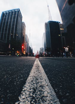 黄昏时分，低角度拍摄的城市街景中，摩天大楼凸显了城市建筑与充满活力的都市生活