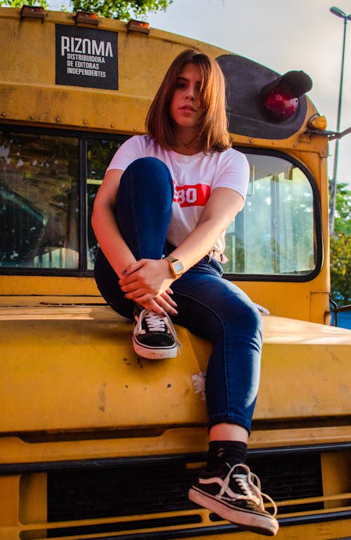 Vrouw Dragen Witte T Shirt Zittend Op De Bus