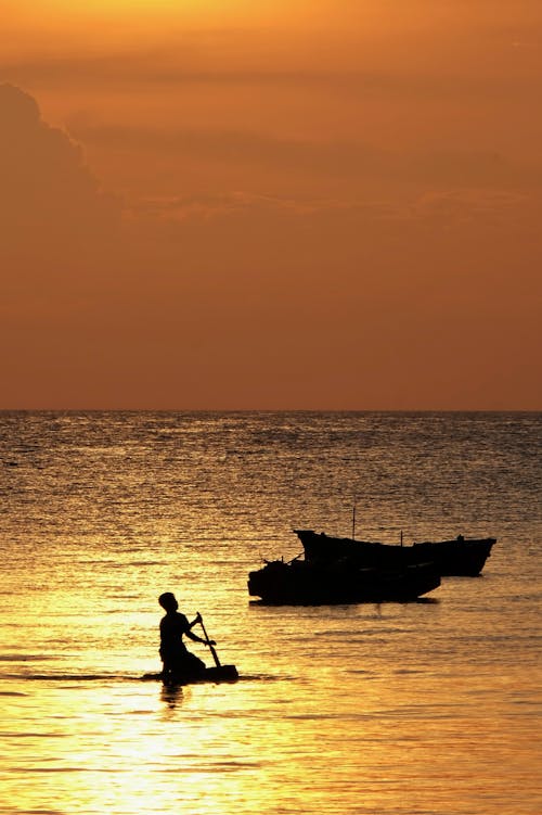 Foto d'estoc gratuïta de aventura, barques, capvespre