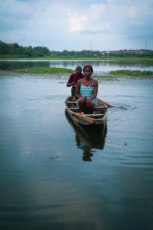尼日利亞女子, 河岸, 船 的 免費圖庫相片