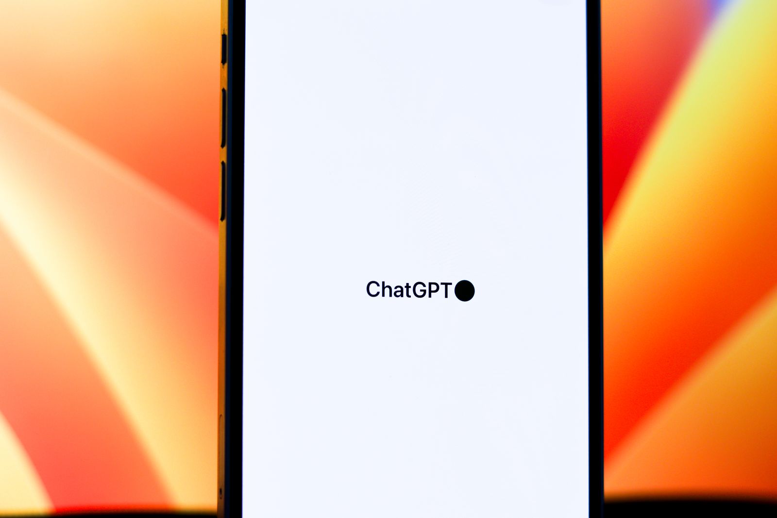 Pessoa segurando smartphone com aplicativo de inteligência artificial