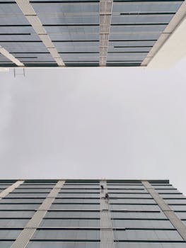 印度尼西亚若贾一座现代摩天大楼的玻璃外墙，从低角度拍摄的戏剧性镜头