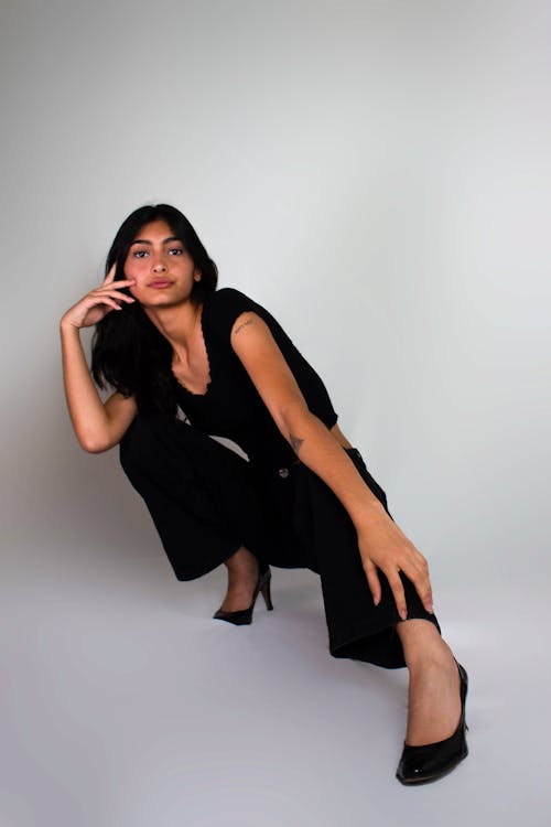 Základová fotografie zdarma na téma černé kalhoty, krčí, model
