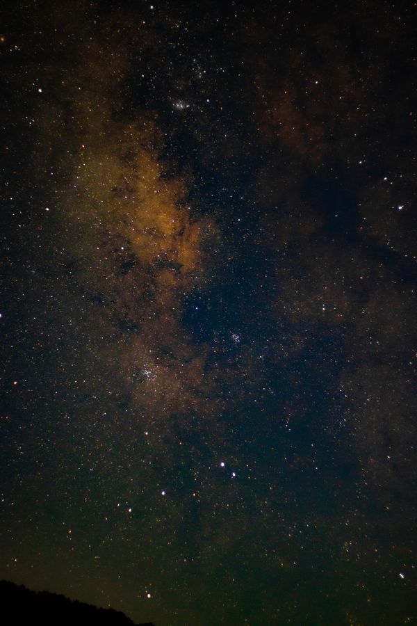 Imagem impressionante que captura a Via Láctea com estrelas vívidas e detalhes cósmicos.