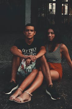 一对年轻夫妇坐在外面，享受着夏日时光