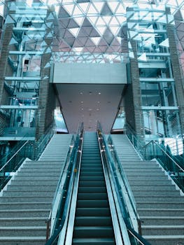 未来派的玻璃和钢铁建筑，配有楼梯和自动扶梯