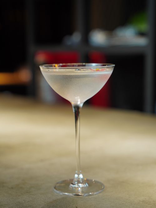 Free A stylish martini cocktail served in an elegant crystal glass, perfect for sophisticated gatherings. Stock Photo