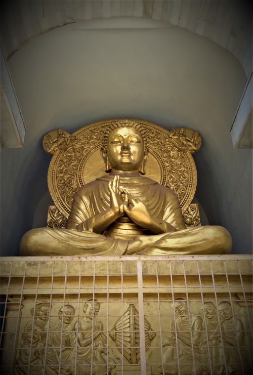 Free A serene golden Buddha statue in a peaceful temple, symbolizing Buddhism. Stock Photo