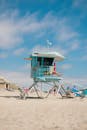 充满活力的海滩场景，配有救生员小屋和晴朗的蓝天