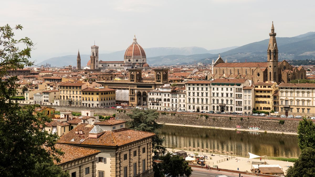Panoramă asupra Florenței, cu cupola catedralei și râul Arno