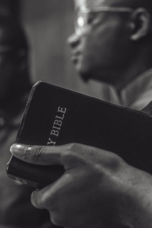 Δωρεάν στοκ φωτογραφιών με Αγία Γραφή, άνδρας, ασπρόμαυρο
