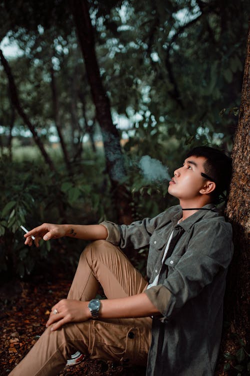 Foto d'estoc gratuïta de a l'aire lliure, actitud d home que fuma, adult