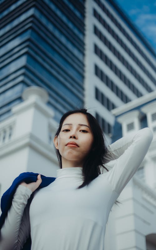 Asyalı kadın, beyaz kazak, dikey atış içeren Ücretsiz stok fotoğraf