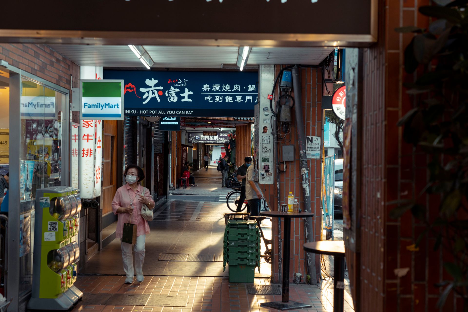 Passsage along Stores