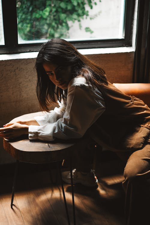 Základová fotografie zdarma na téma bílá halenka, brunetka, model