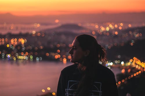 Photo D'une Femme Faisant Face Au Côté Droit